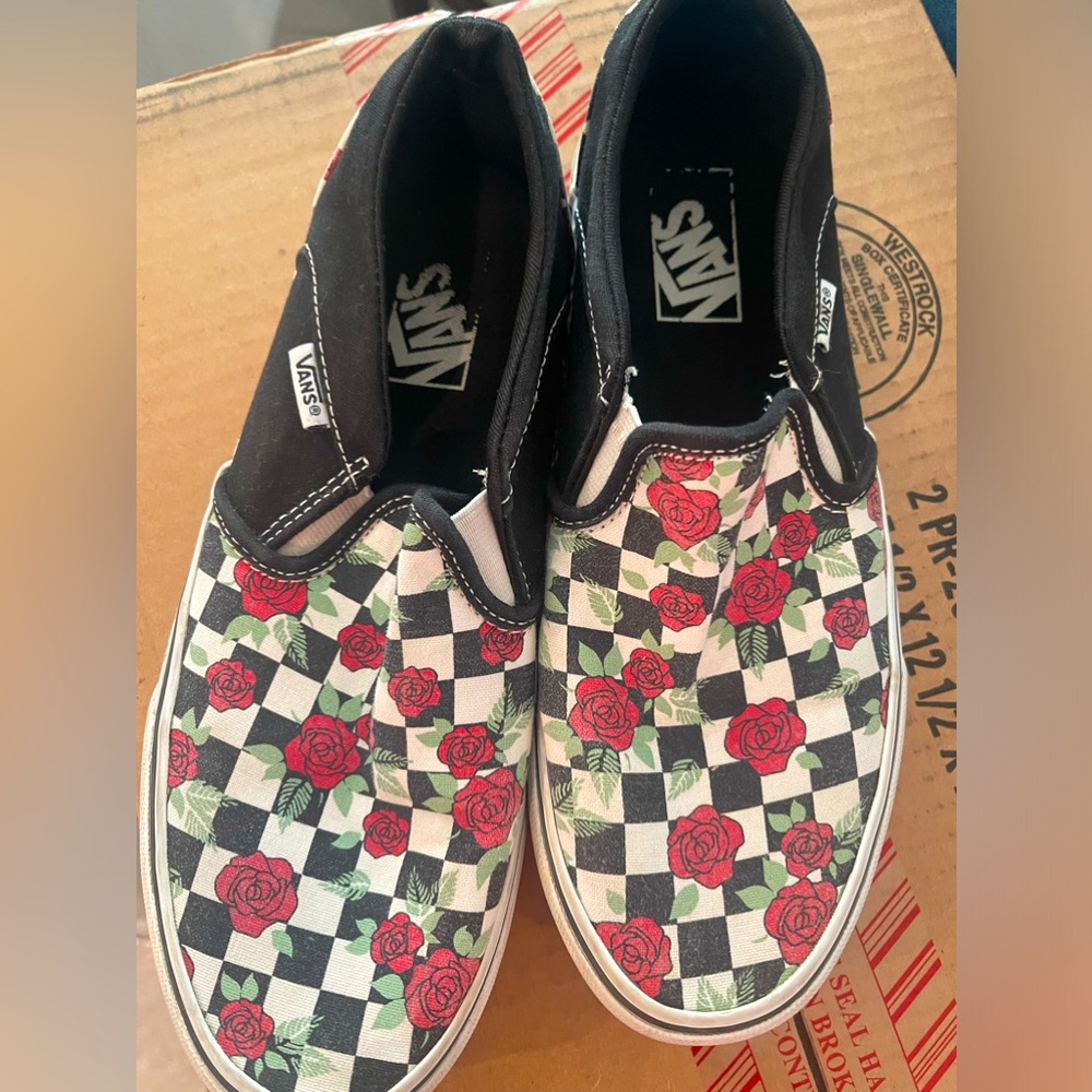 Woman’s slip on Vans red roses w/black/white size 9